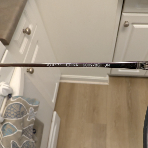 - Ray-Ban Sunglasses - Picture 6 of 7